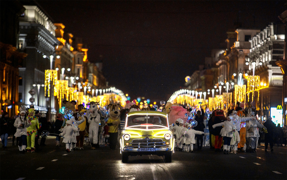 В Минске прошло шествие Дедов Морозов и Снегурочек